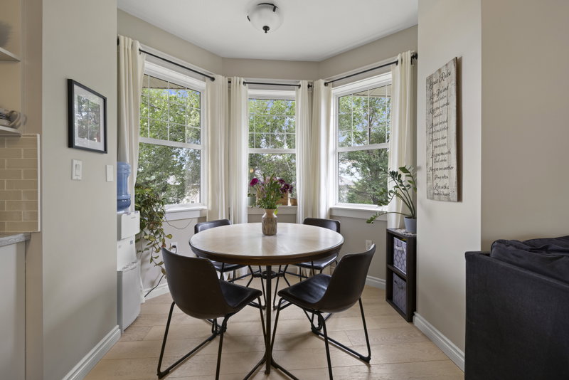 Breakfast nook in a bay window with round table