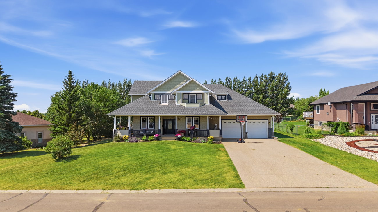 Aerial photograph of the home's front elevation and driveway