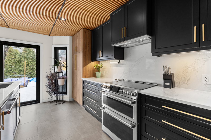 Double oven range with stone countertop and knife block